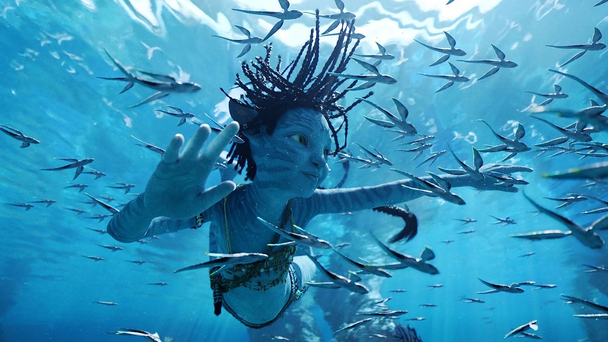 Young Na'vi Tuk swims with strange fish on Pandora in Avatar: The Way of Water.