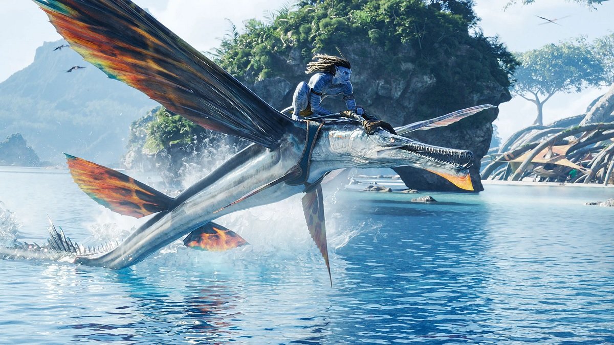 Jake Sully the Na'vi flying on the back of a creature that can also swim in water in Avatar: The Way of Water.
