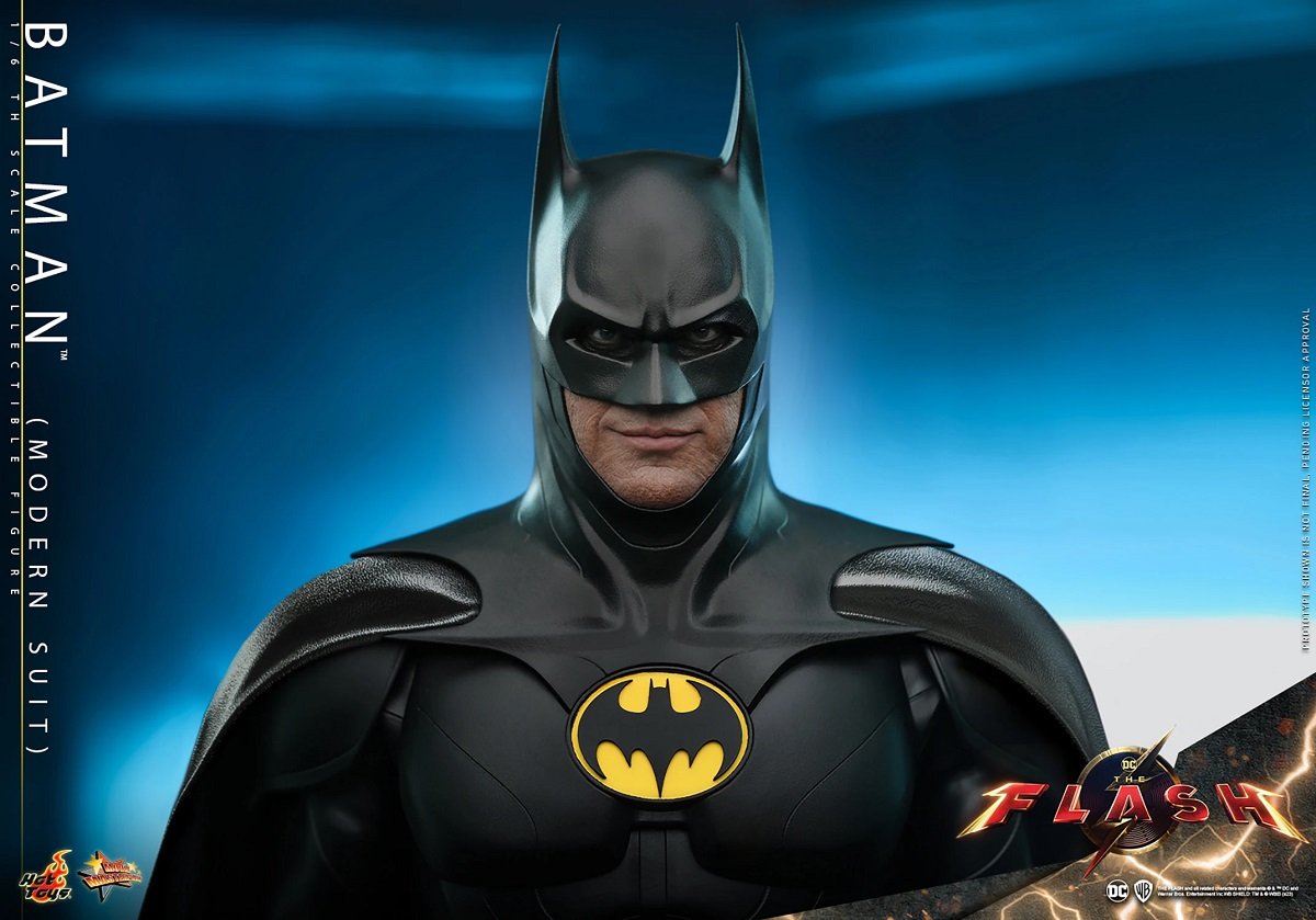 Hot Toys Michael Keaton Batman from The Flash front view/cowled head.