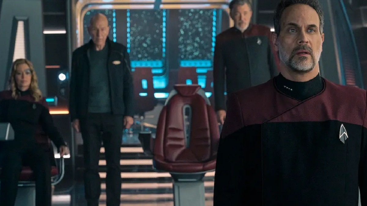 Seven of Nine, Admiral Picard, Captain Riker, and Captain Shaw on the Titan on Picard season 3.