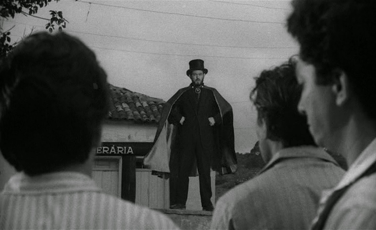 Coffin Joe stands atop a wall and shouts down to the townsfolk in This Night I'll Possess Your Corpse.