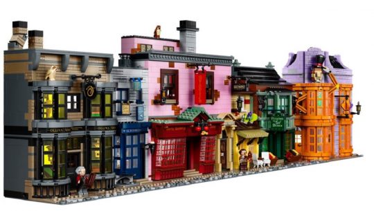 Massive LEGO Set Brings HARRY POTTER’s Diagon Alley to Life