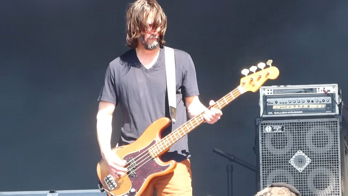 Keanu Reeves took the stage with band Dogstar for the first time in over twenty years, Reeves plays the bass guitar