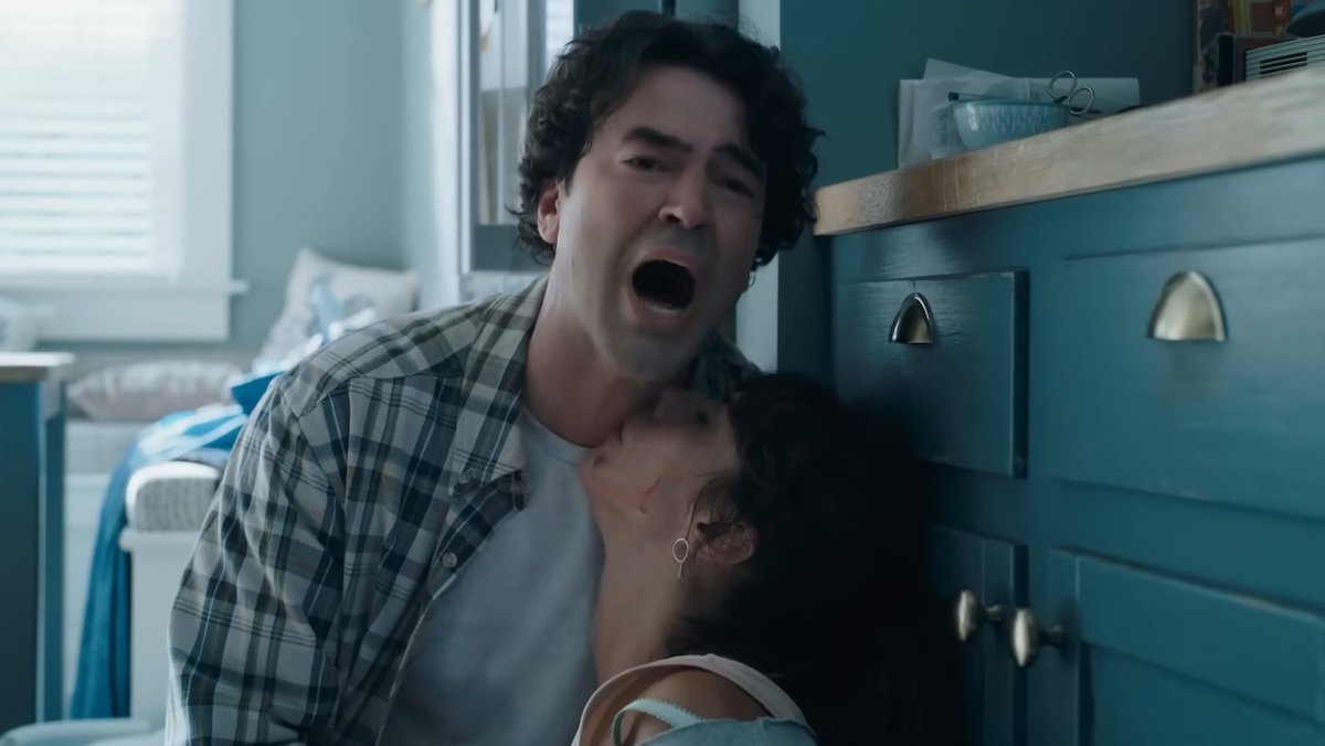 Ron Livingston's Henry Allen screams while holding his dying wife in The Flash