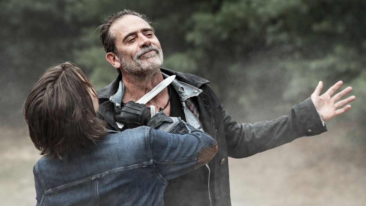 Maggie holds a knife to Negan's throat The Walking Dead dead city