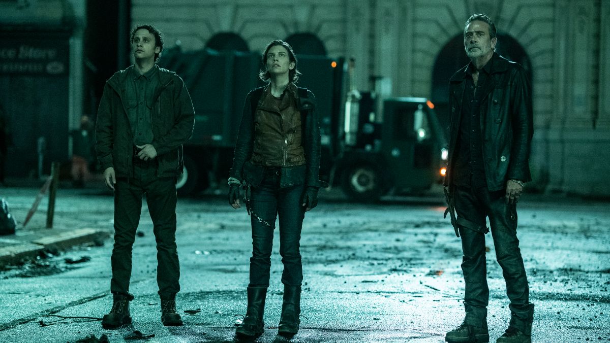 Maggie, Negan, and Pearlie look up while standing in NYC the walking dead dead city